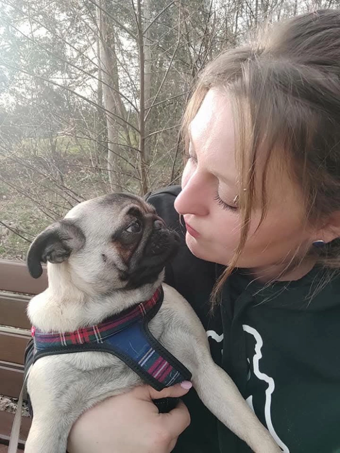 Właścicel hotelu z pieskiem.