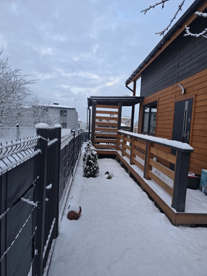 Drewniany hotelik dla zwierząt - ujęcie drugie.